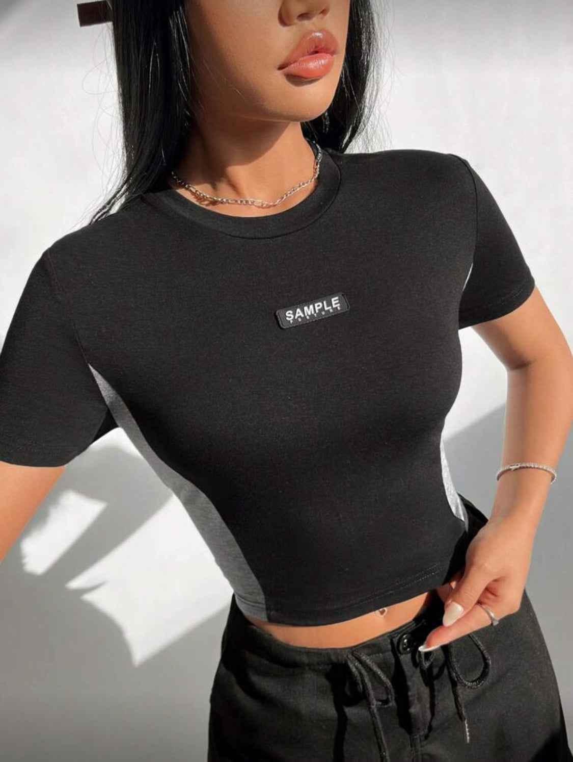 SHEIN EZwear Camiseta Negra Corta Y Ajustada Para Mujer