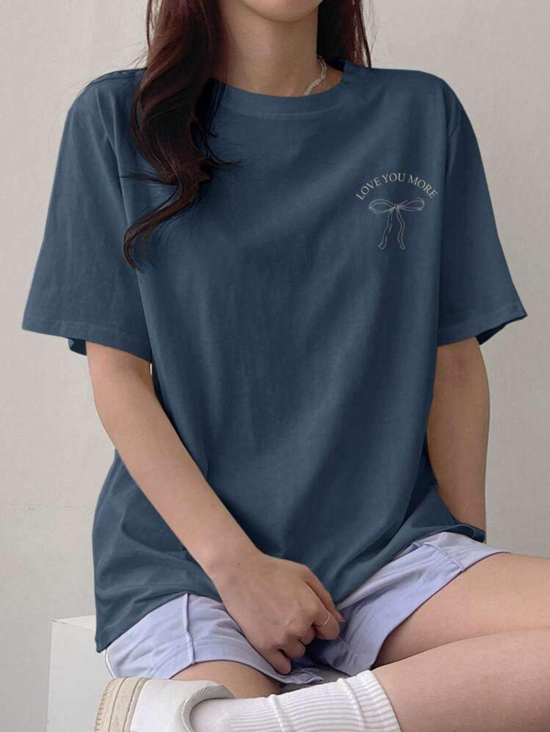 DAZY Camiseta de mujer con estampado de letra y mariposa de manga corta, tops lindos