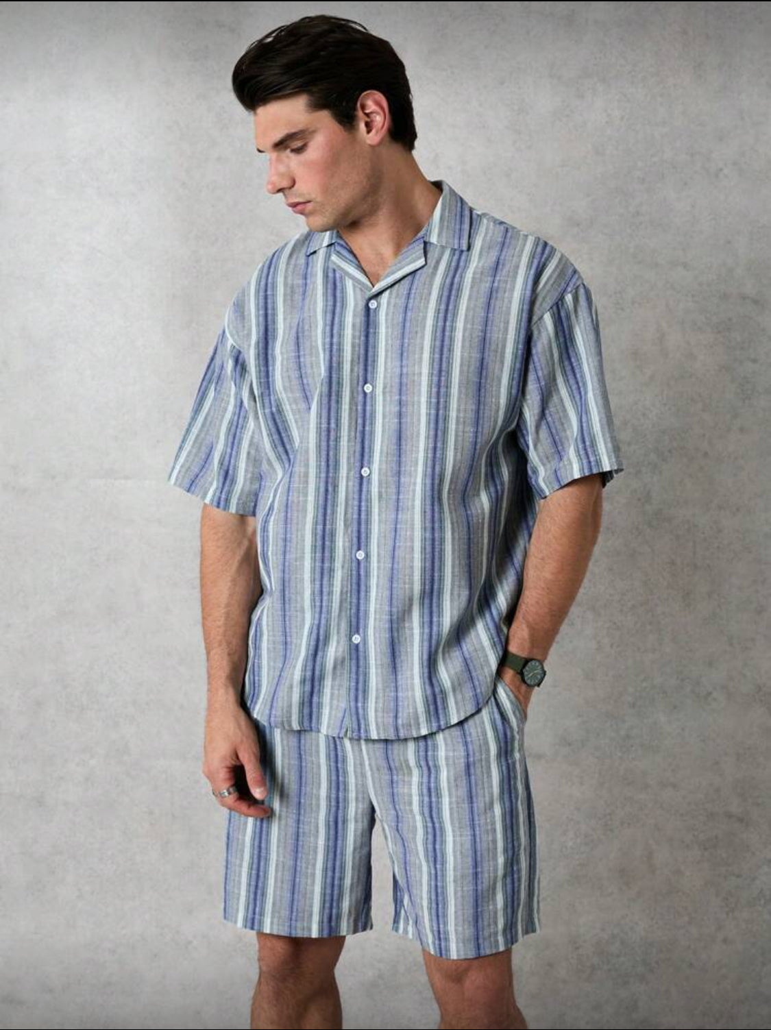 Forever 21 Conjunto de dos piezas para hombre compuesto por camisa y pantalón corto en mezcla de algodón con rayas sueltas en azul