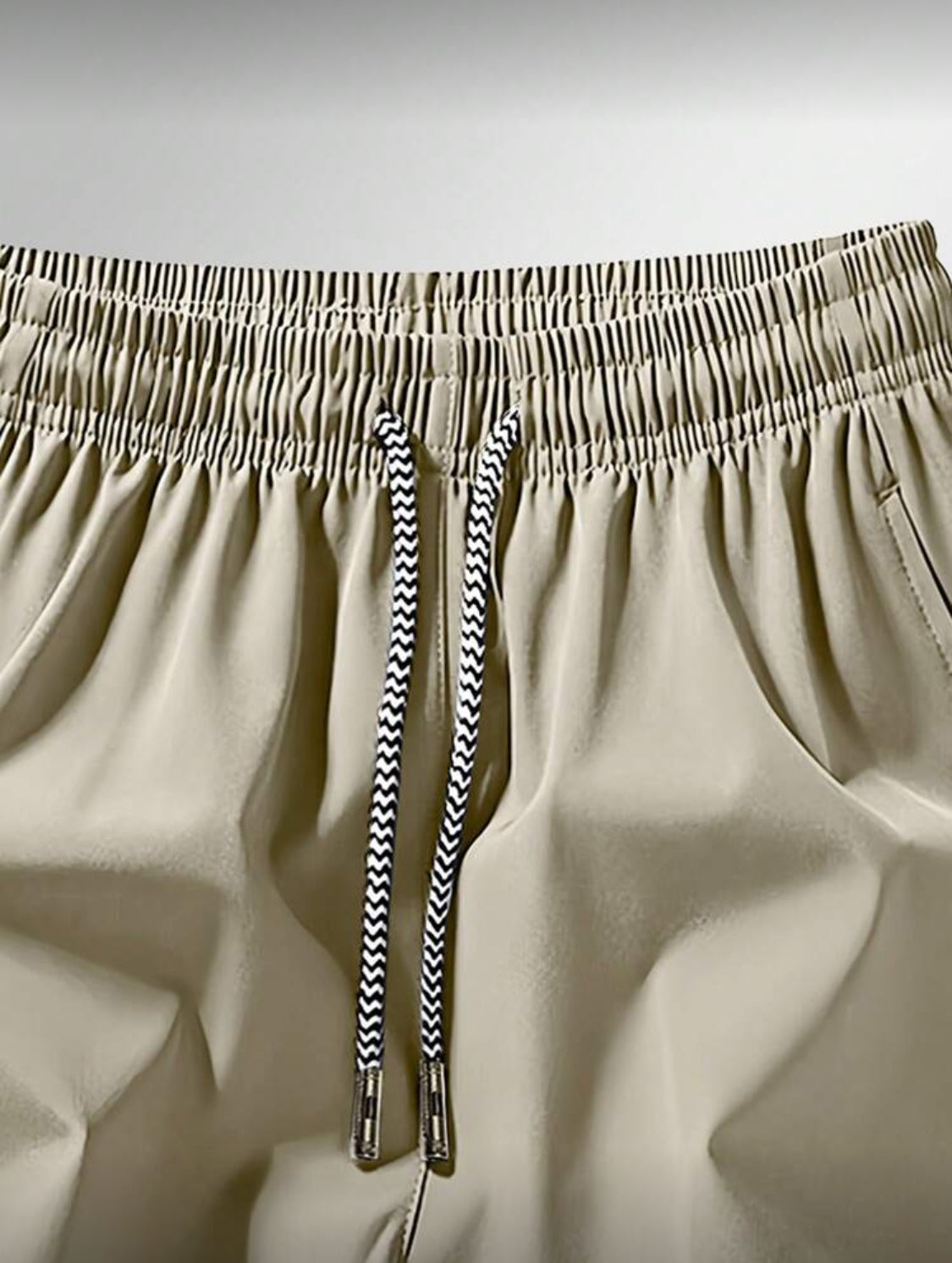 Pantalones cortos deportivos para hombres con bolsillo con cremallera anti-pérdida y cintura con cordón