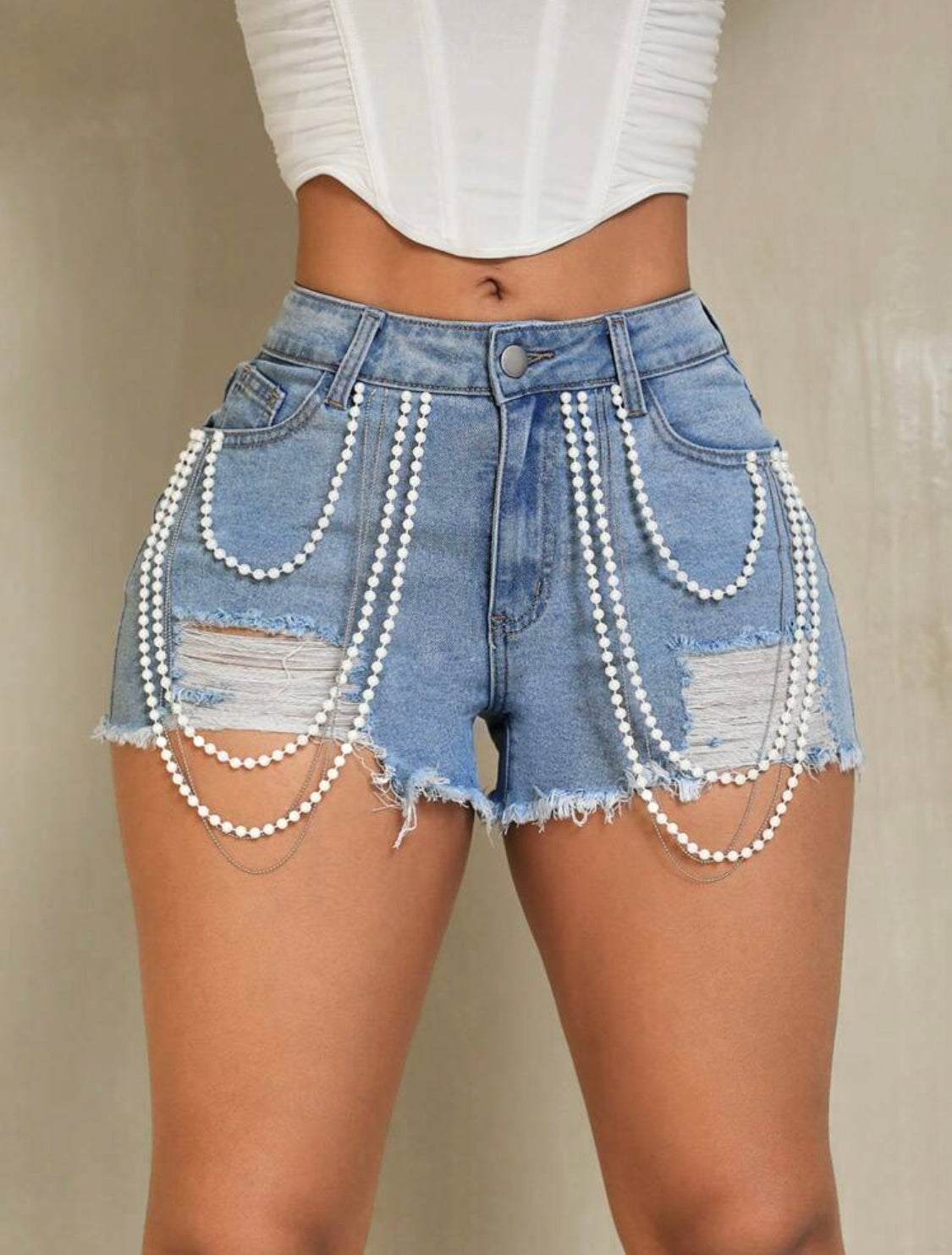 SHEIN SXY Pantalones cortos de mezclilla rasgados con dobladillo crudo y cuentas de perlas falsas