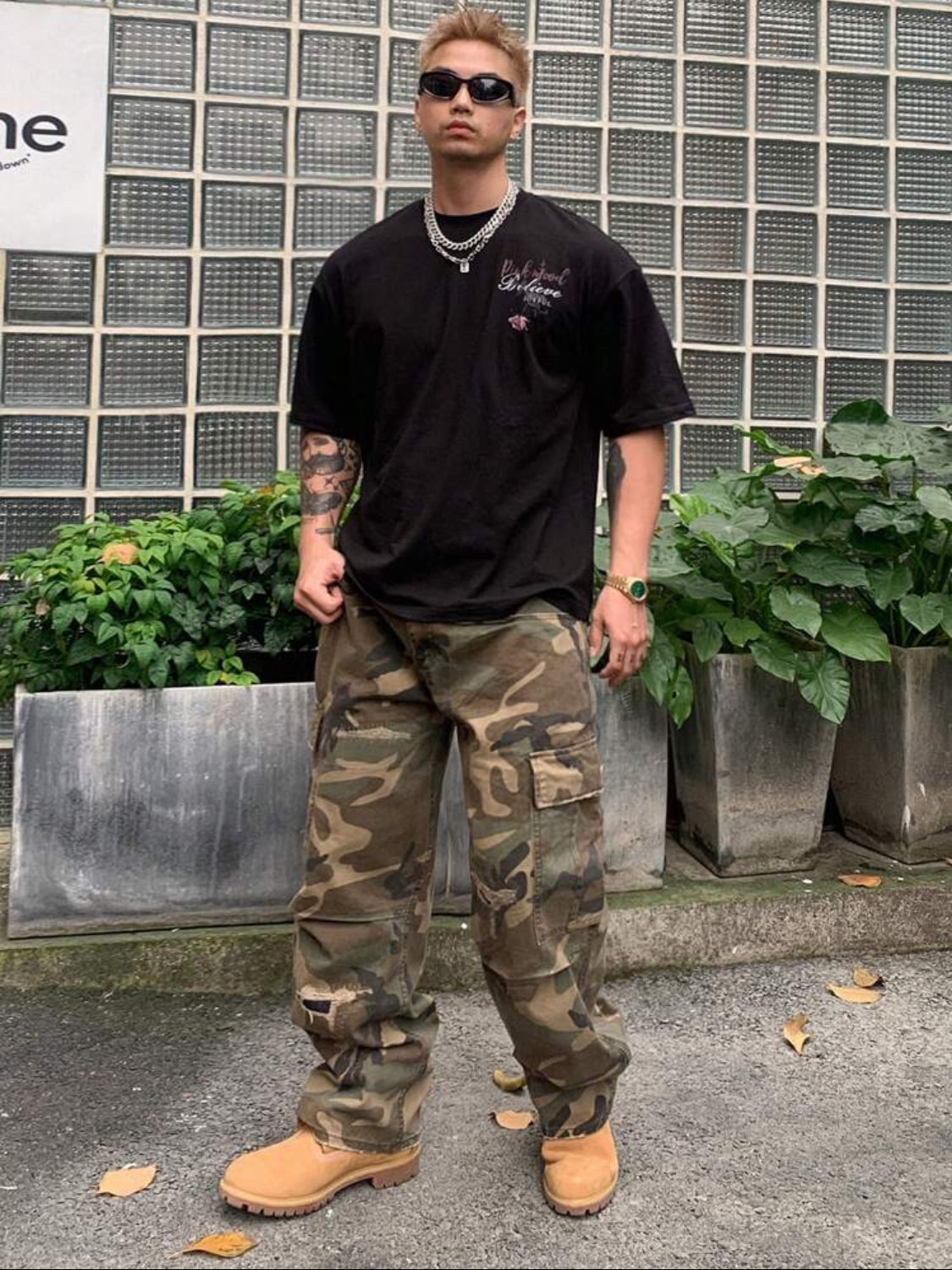 DAZY Camiseta negra de verano para hombre con diseño de rosa pintada a mano y estampado de letras
