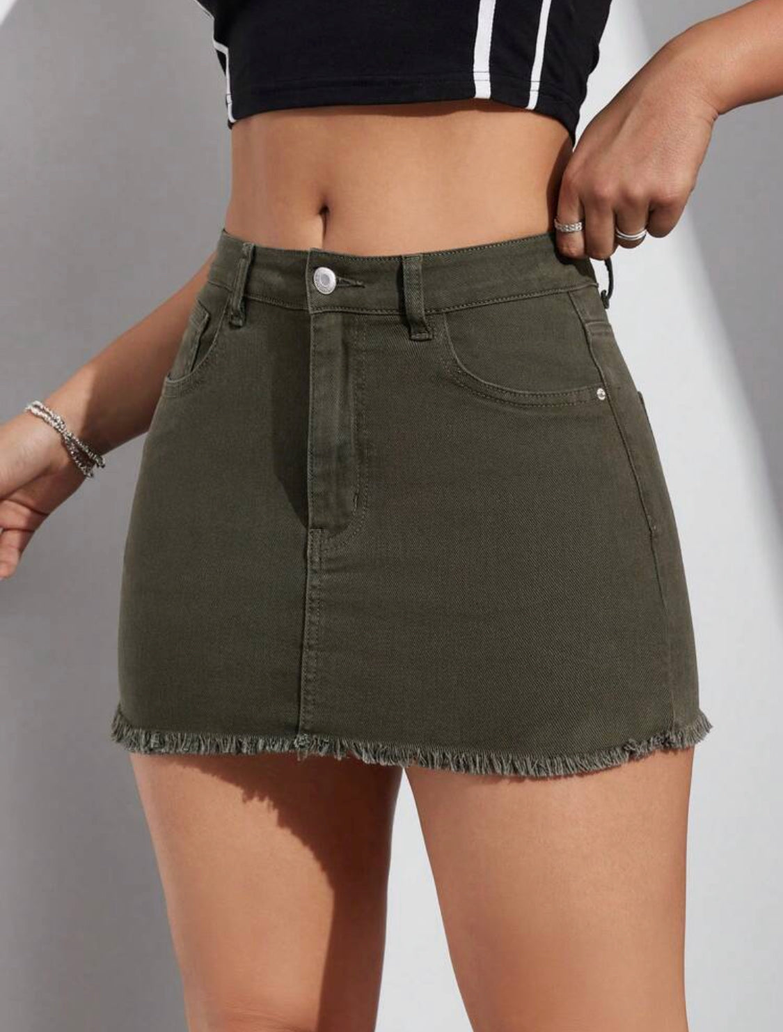 SHEIN EZwear Falda Corta De Mezclilla Con Borde Sin Rematar De Color Sólido Para Mujer