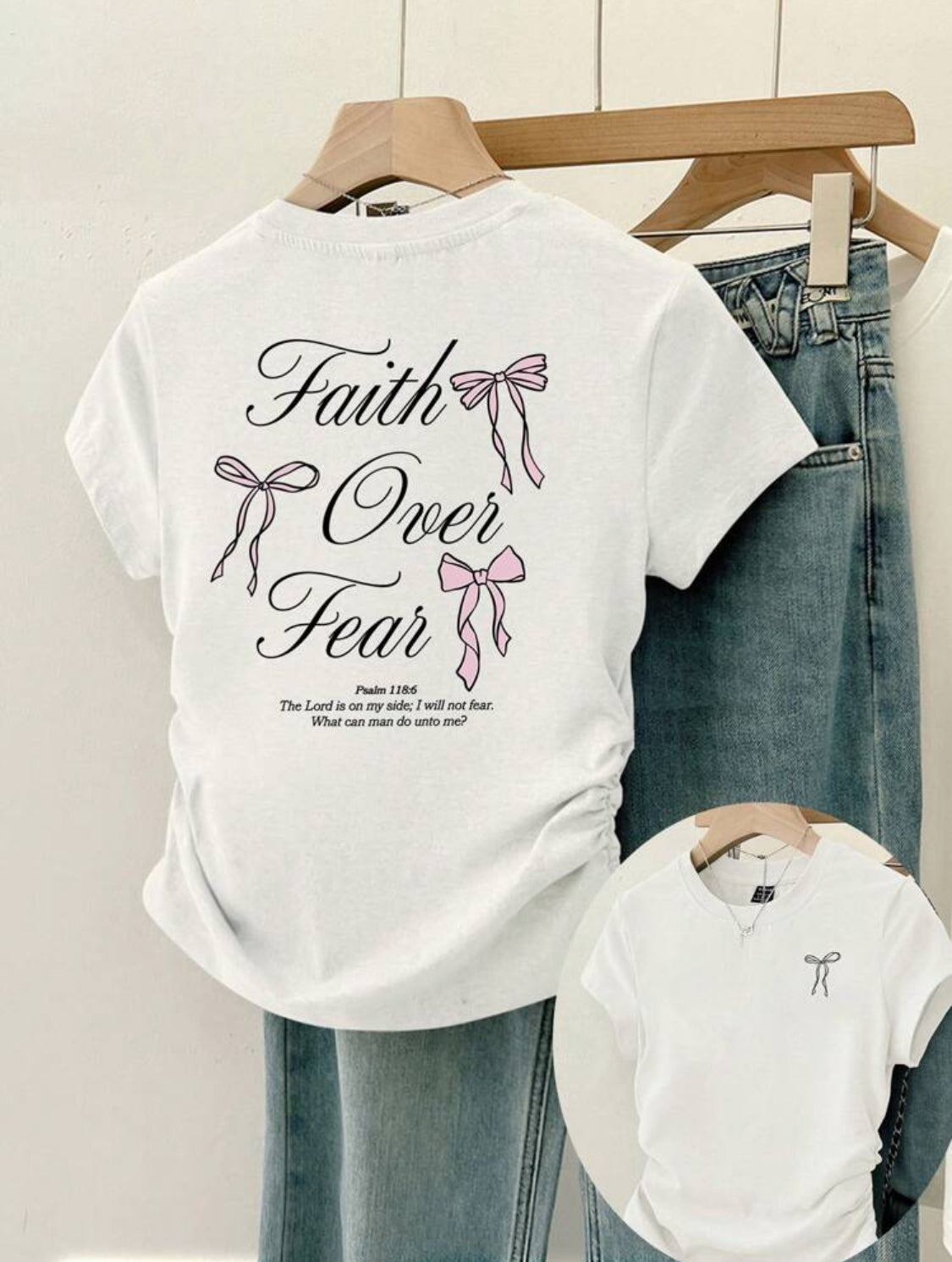 SHEIN Camiseta de mujer con estampado de lema y lazo, diseño de fruncido lateral, ajuste slim, top casual de cuello redondo a la moda