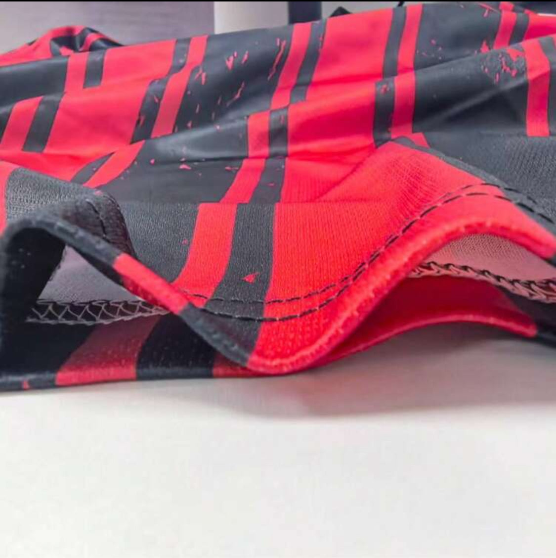 Ropa deportiva para hombres, Serie Milán Camiseta deportiva de contraste de color rojo y negro, Camiseta de manga corta a rayas rojas y negras, Parte superior suelta de estilo de cultura futbolística, Serie CANADIAN PROJECT COLLECTION