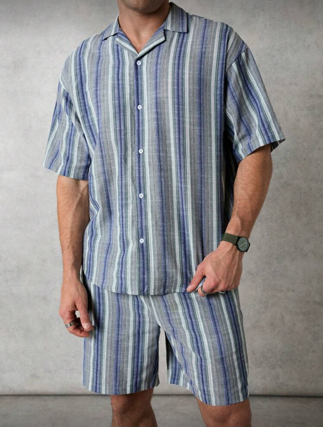 Forever 21 Conjunto de dos piezas para hombre compuesto por camisa y pantalón corto en mezcla de algodón con rayas sueltas en azul