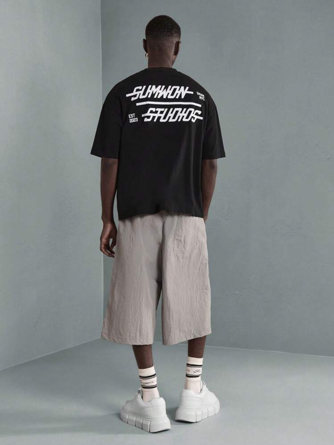 SUMWON Camiseta de manga corta urbana y holgada de Sumwon Studios con gráfico de NYC en la parte trasera, diseño casual de moda deportiva y unisex de la colección Basics Est 2023