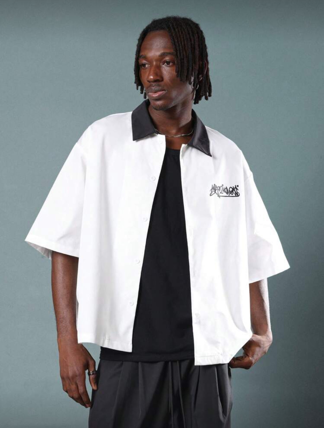 SUMWON Camisa de bolos de manga corta oversize con estampado gráfico y cuello negro, ropa urbana casual de estilo callejero para el verano
