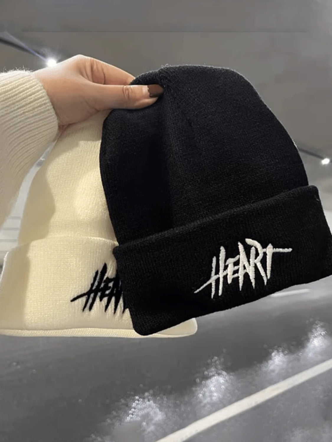 1 pieza Gorro de punto de otoño/invierno con bordado de letra, gorro de esquí casual y cálido para parejas
