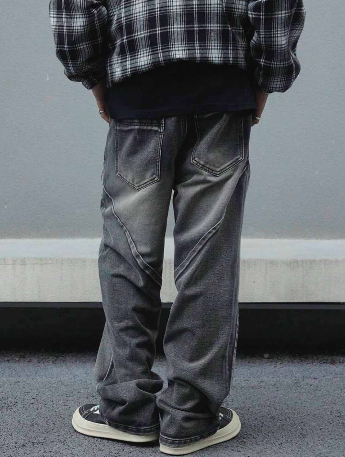 Manfinity LEGND Jeans rectos y relajados de corte casual para hombre con bolsillos, jeans largos y holgados lavados en gris oscuro liso, regalo para esposo o novio
