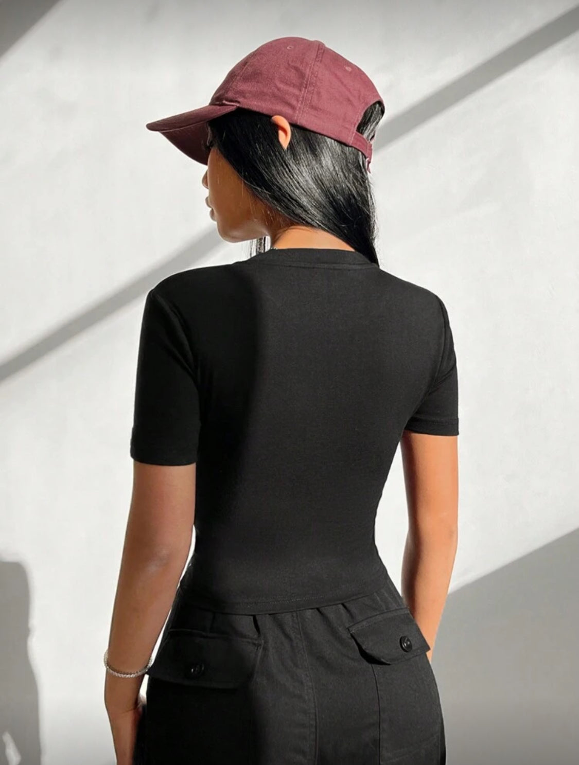 SHEIN EZwear Camiseta Negra Corta Y Ajustada Para Mujer