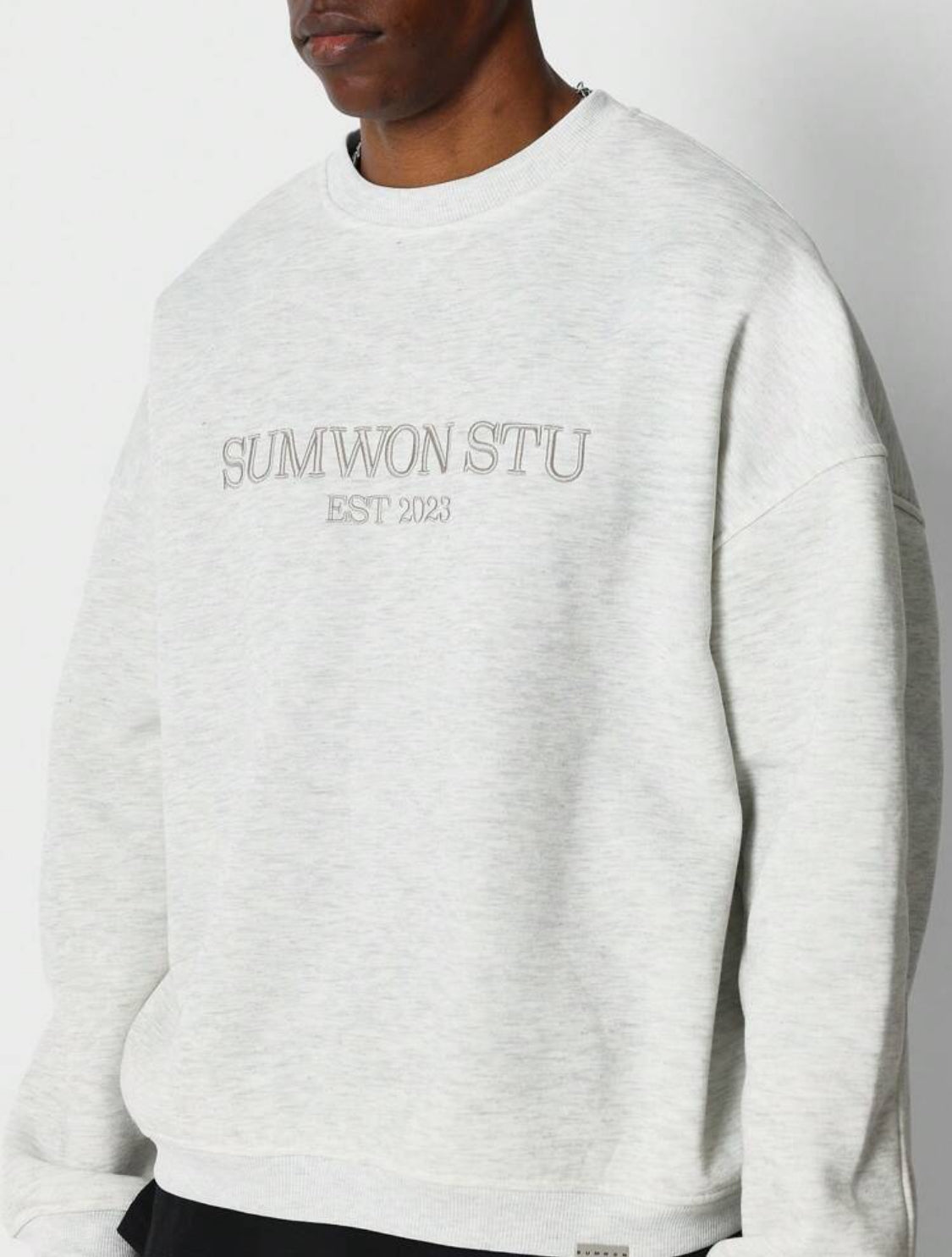 SUMWON Sudadera de cuello redondo con bordado, con ajuste holgado