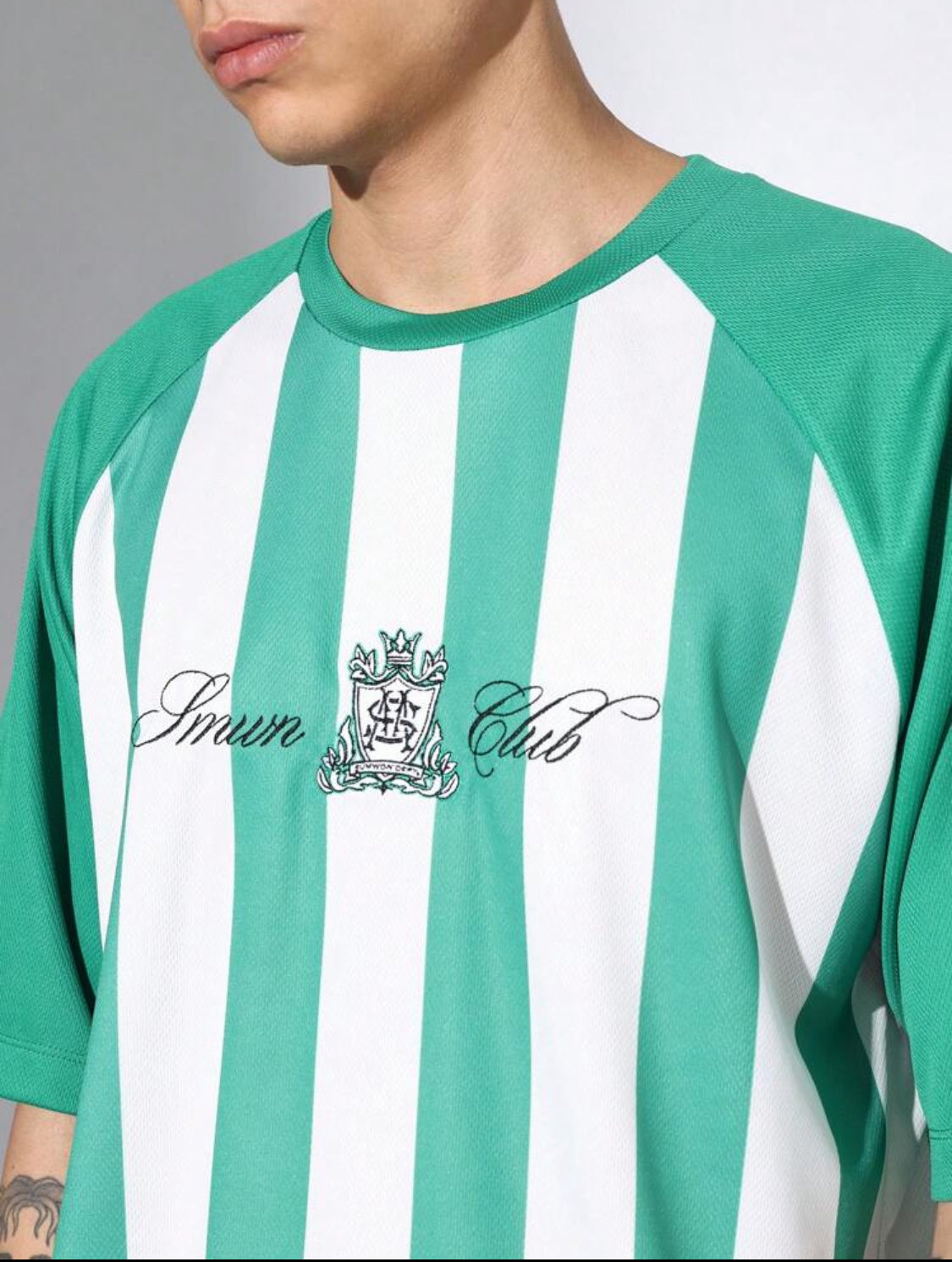 SUMWON Camiseta con diseño de rayas de estilo universitario, top de estilo deportivo relajado, moda urbana, estilo de vida, prenda deportiva retro, clásica y casual para verano y primavera