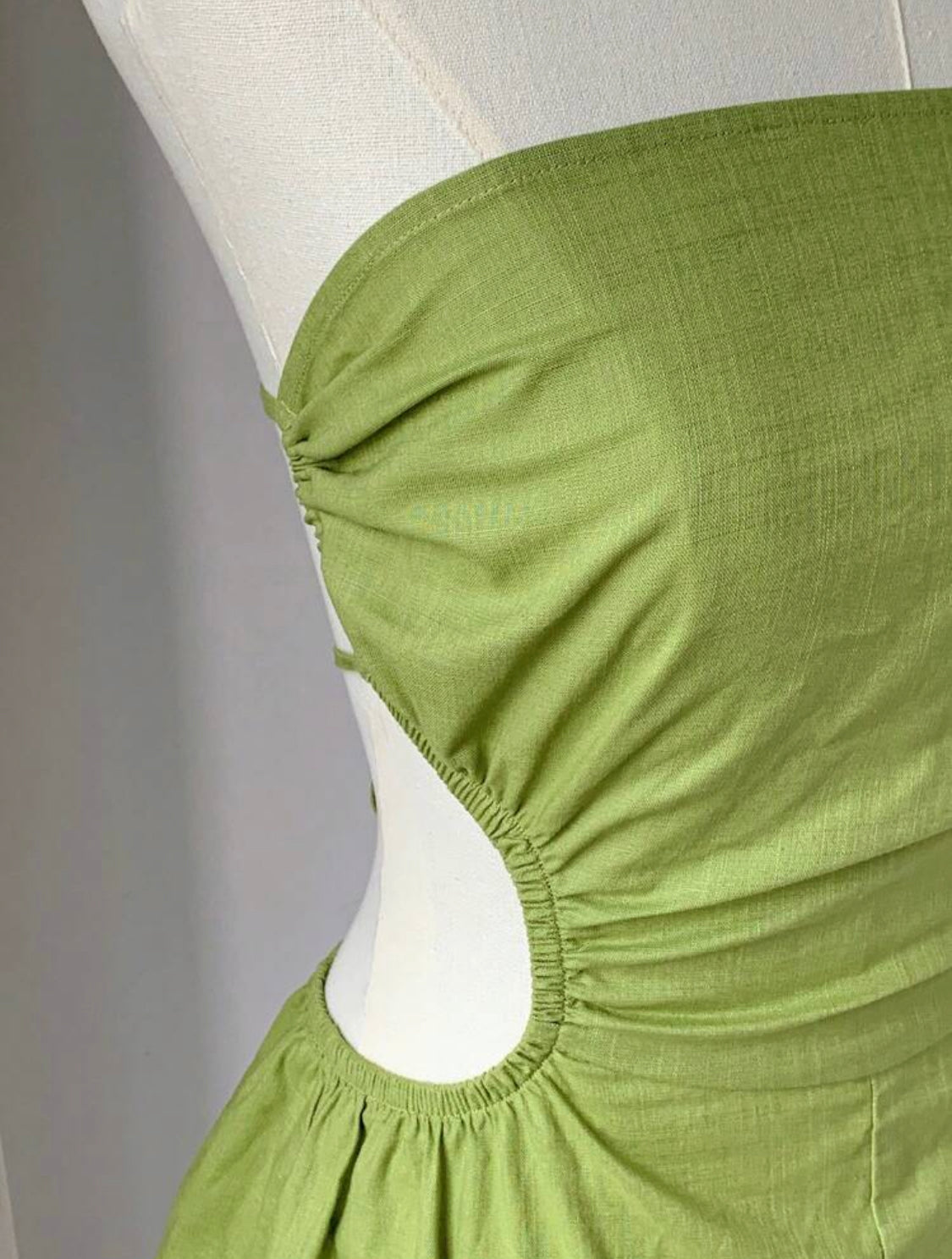 SHEIN Comfortcana Rompers de lino para el verano con corte lateral, cintura plisada, sin tirantes y con espalda descubierta