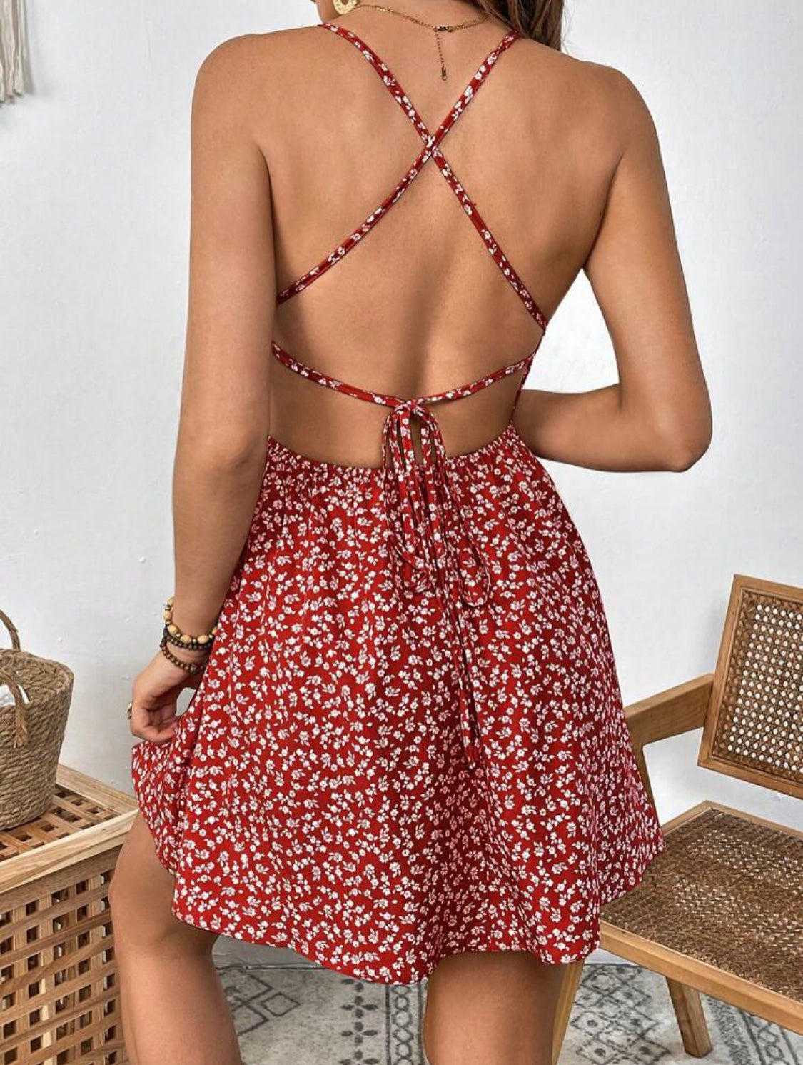 SHEIN WYWH Vestido de tirantes floral con tira cruzada de espalda abierta con cordón