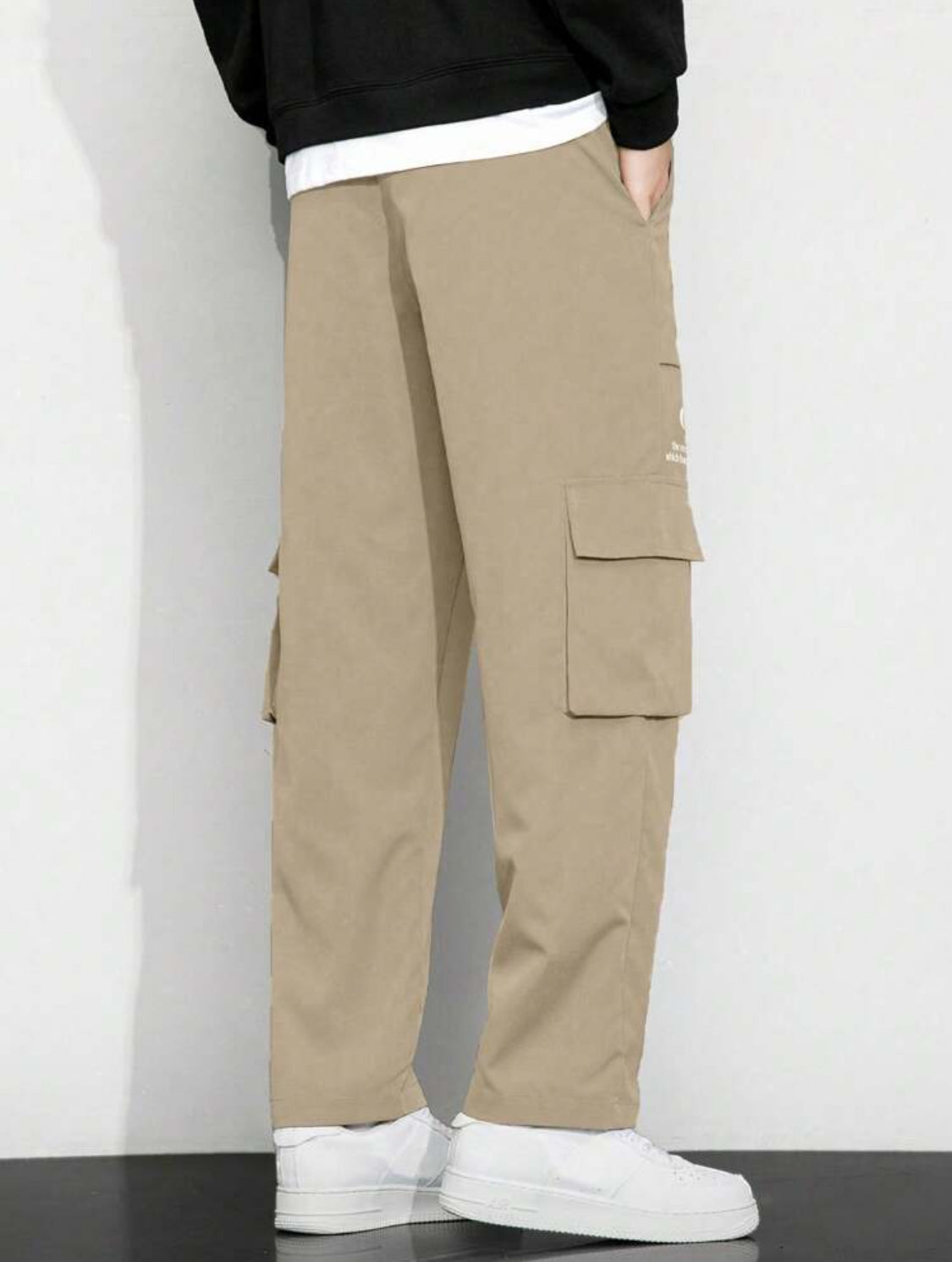 Manfinity Hypemode Pantalones cargo para hombre de corte holgado con bolsillo con solapa, estampado gráfico, cordón ajustable en la cintura