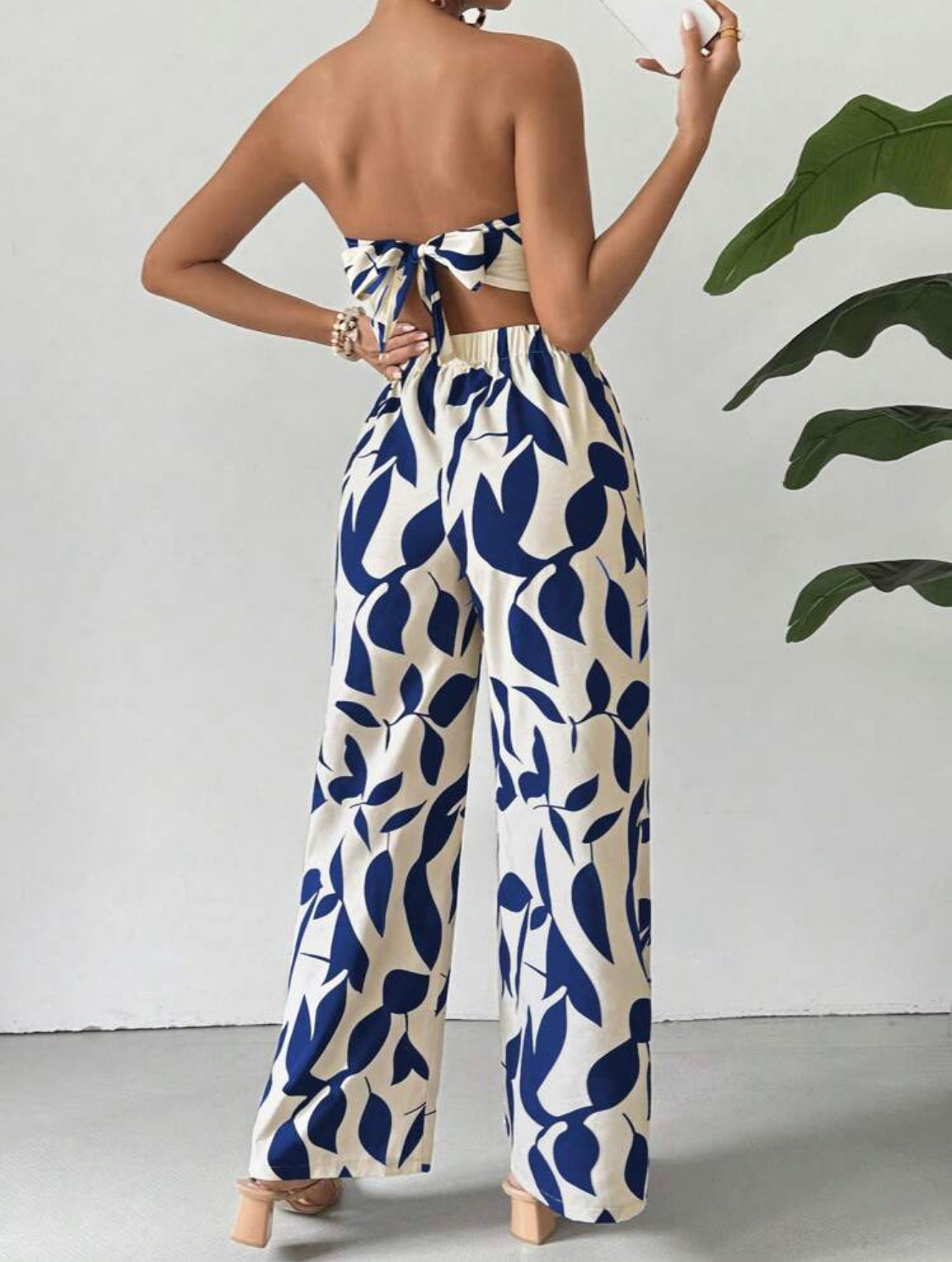 SHEIN Relaxiva Conjunto casual de dos piezas para mujer con top tubo estampado de plantas y pantalones con dobladillo asimétrico para vacaciones