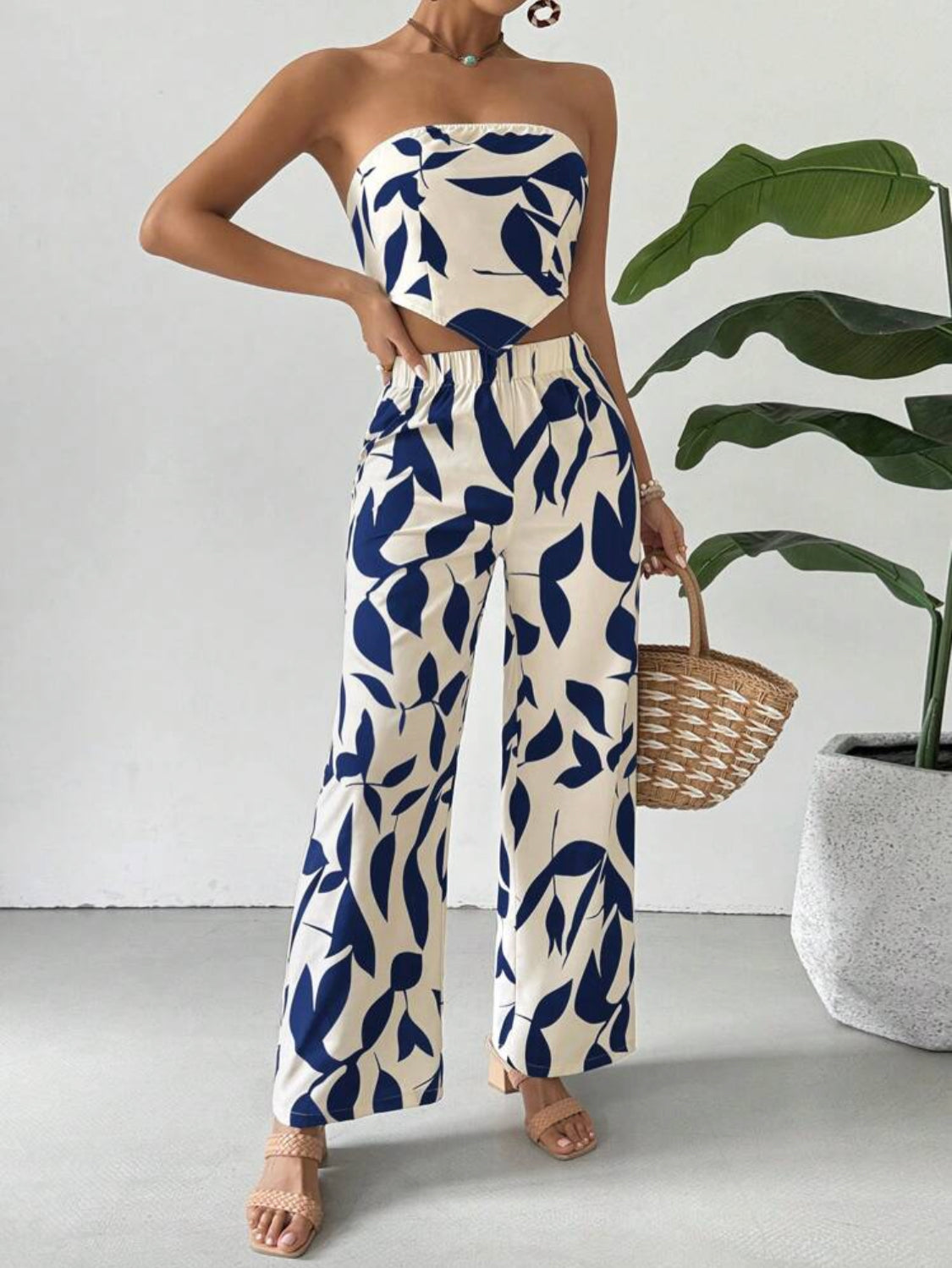 SHEIN Relaxiva Conjunto casual de dos piezas para mujer con top tubo estampado de plantas y pantalones con dobladillo asimétrico para vacaciones