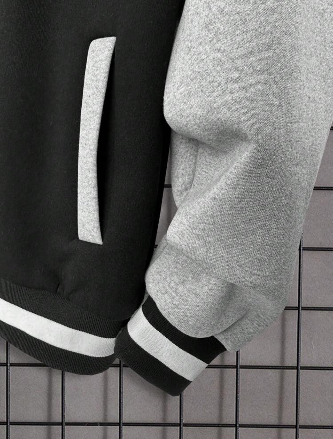 Chaqueta de béisbol de algodón para hombres con mangas de contraste y letras inglesas impresas