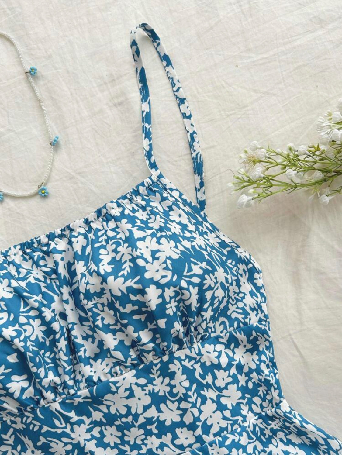 SHEIN Dreamara Vestido corto de verano para mujeres con tirantes de espagueti sin espalda cruzados con estampado floral pequeño para vacaciones