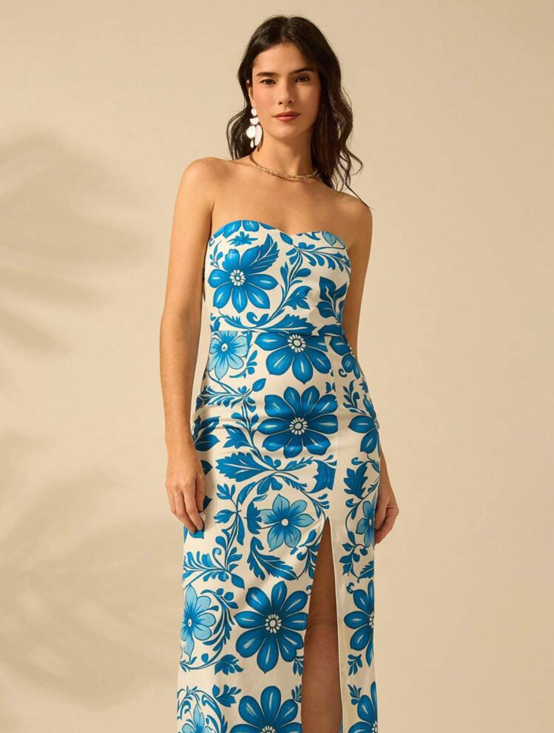 CAJUNI Vestido de verano informal estilo boho tropical con estampado floral, halter y abertura lateral en el bajo para mujer