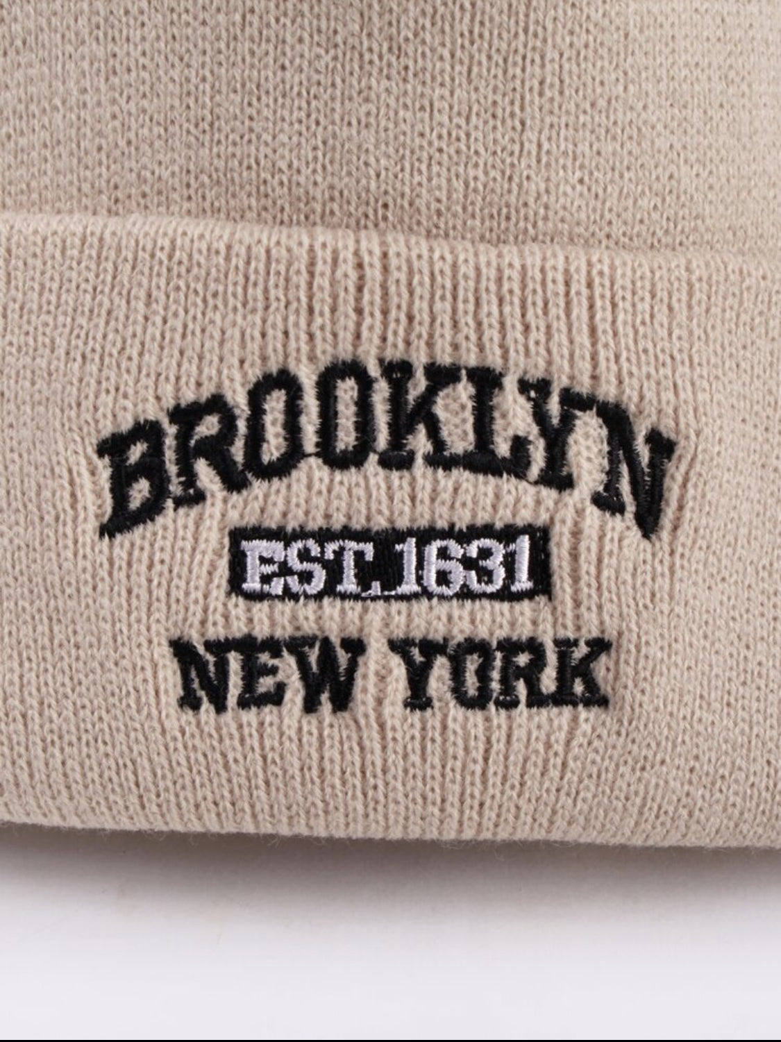 SHEIN X Lucía Bellido 1 pieza Gorro de punto con detalles estampados a la moda para mujer para invierno y otoño