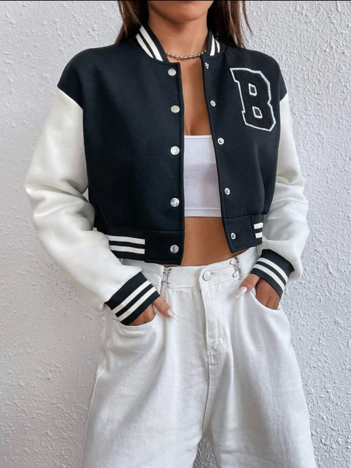 SHEIN MOOSTA Cazadora de universidad con diseño de parche de letra ribete de rayas de hombros caídos corto