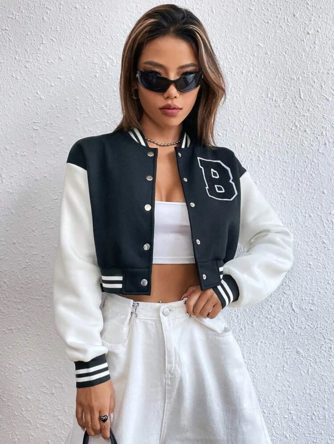 SHEIN MOOSTA Cazadora de universidad con diseño de parche de letra ribete de rayas de hombros caídos corto