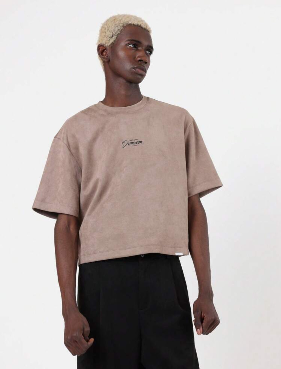 SUMWON Camiseta corta urbana de estilo "boxy" de Sumwon, de manga corta, básica con logo, de estética skater, ideal para festivales y verano, unisex