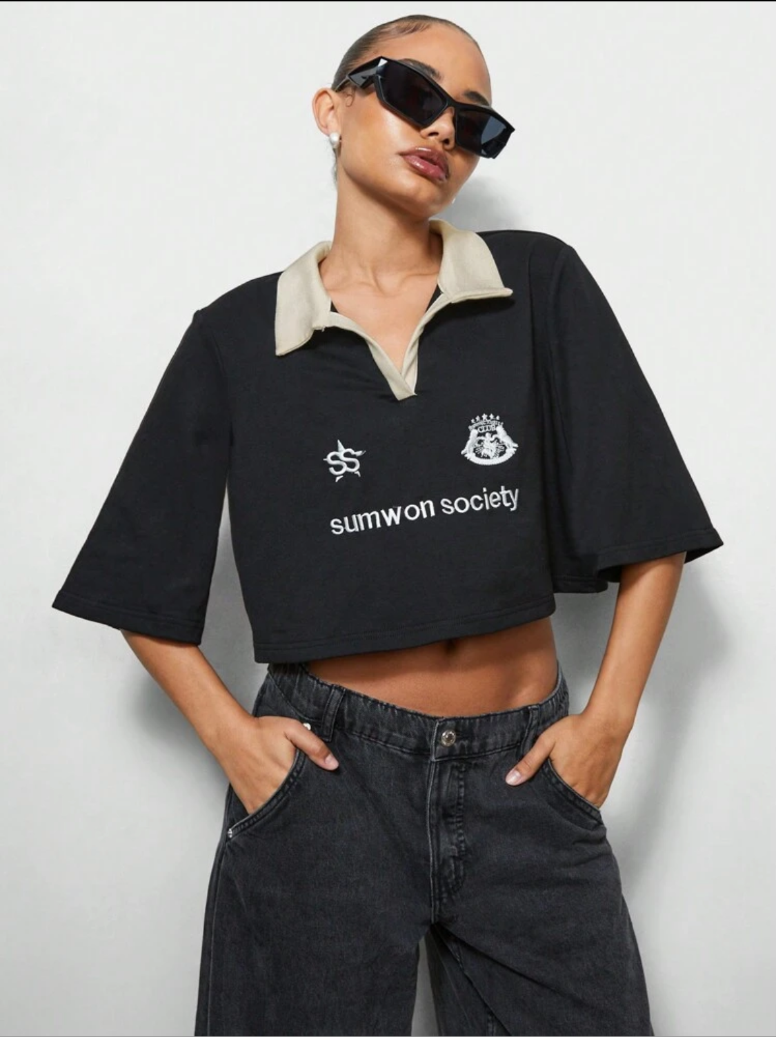 SUMWON WOMEN Camiseta corta tipo pólo de cuello alto con bordado frontal