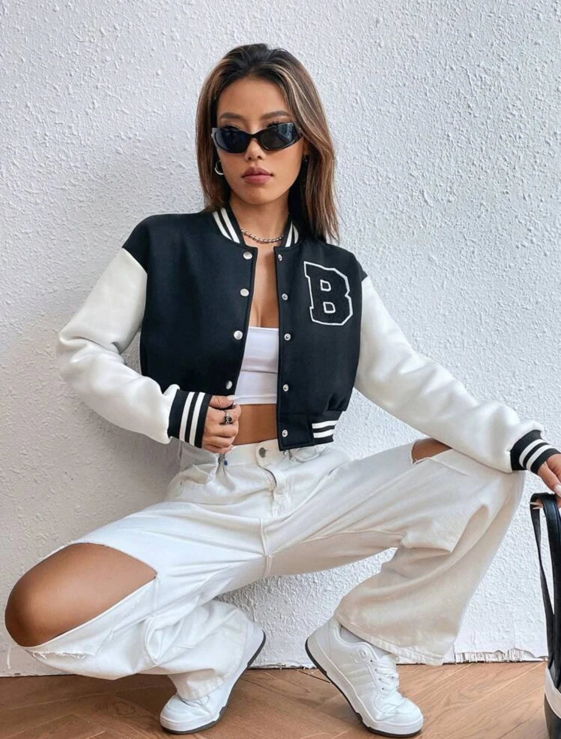 SHEIN MOOSTA Cazadora de universidad con diseño de parche de letra ribete de rayas de hombros caídos corto