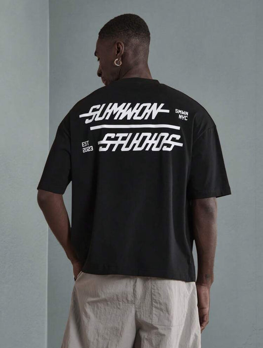 SUMWON Camiseta de manga corta urbana y holgada de Sumwon Studios con gráfico de NYC en la parte trasera, diseño casual de moda deportiva y unisex de la colección Basics Est 2023