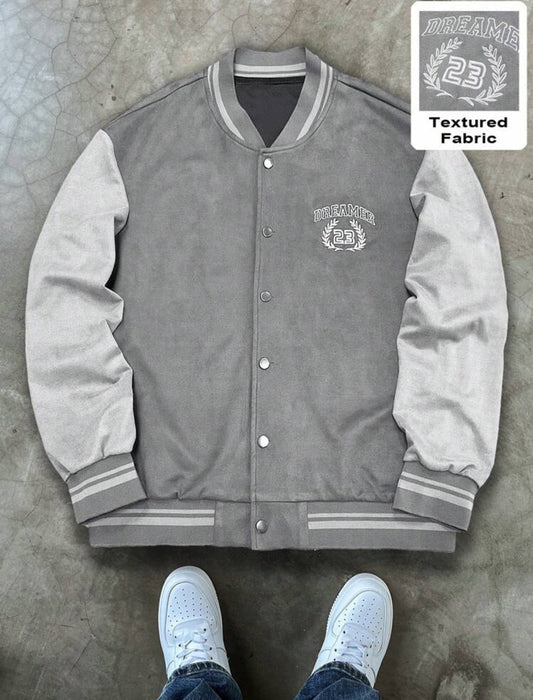 Manfinity Hypemode Chaqueta de béisbol casual para hombres, con parches, bordado de letras, manga larga, perfecta para salir, usarla en la calle, chaqueta de bloques de color, ideal como regalo para amigos, esposo, novio