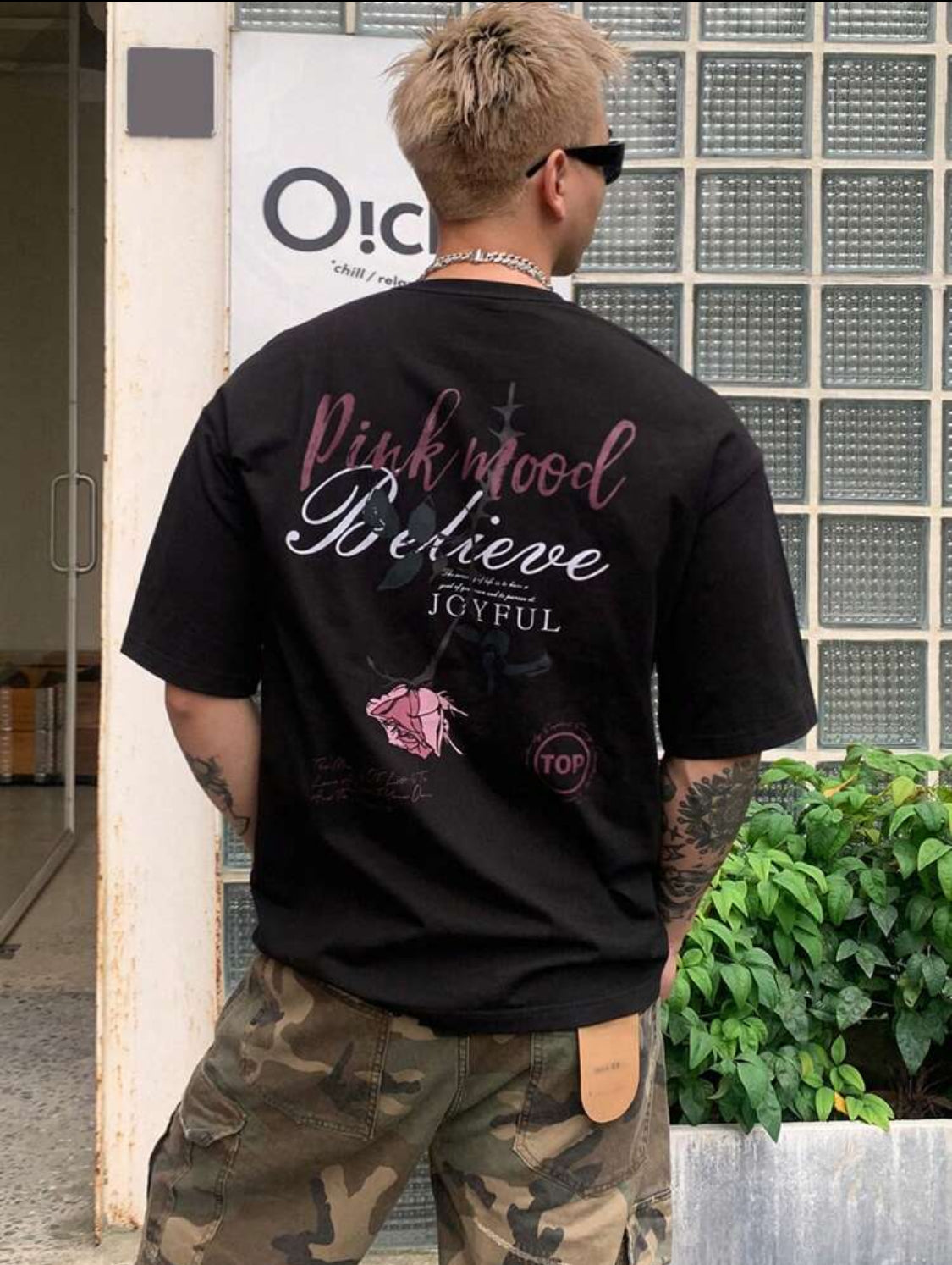 DAZY Camiseta negra de verano para hombre con diseño de rosa pintada a mano y estampado de letras