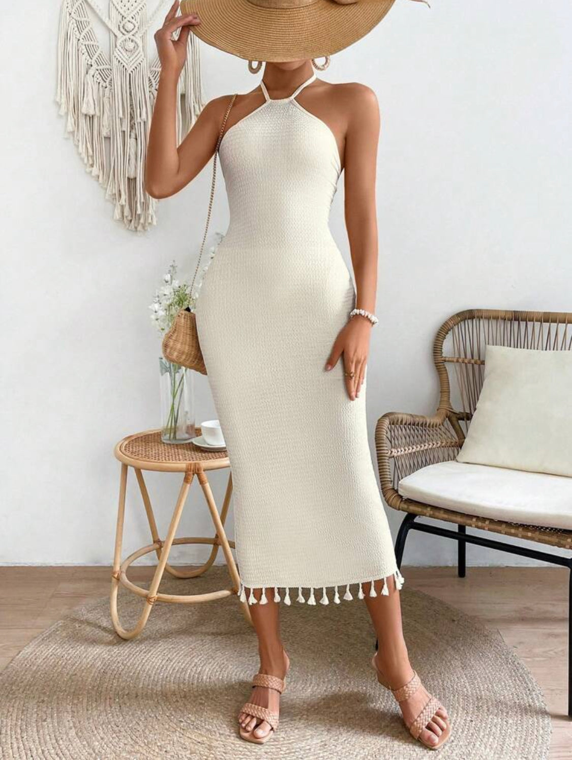 SHEIN Holidaya Vestido De Color Sólido Con Cuello Halter Y Borlas En El Dobladillo