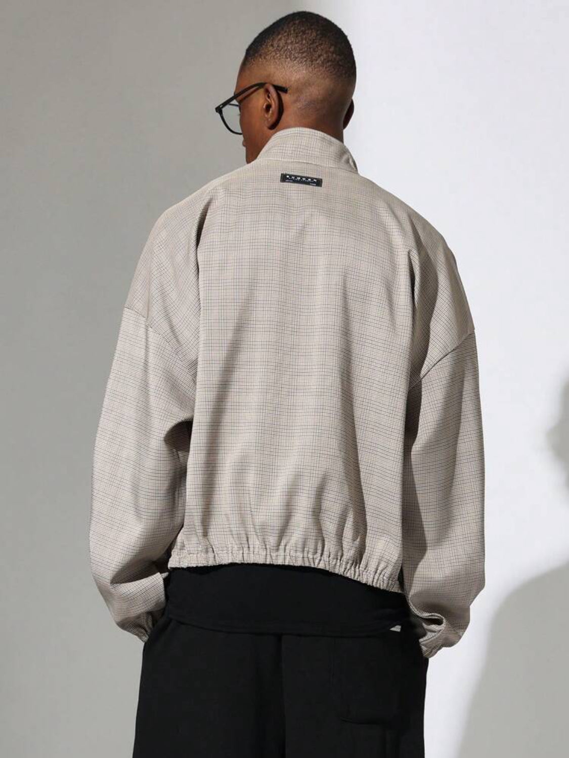 SUMWON Chaqueta deportiva ligera con cremallera, con diseño minimalista de patrón microcheck, de uso casual, deportivo y diario para primavera y otoño.