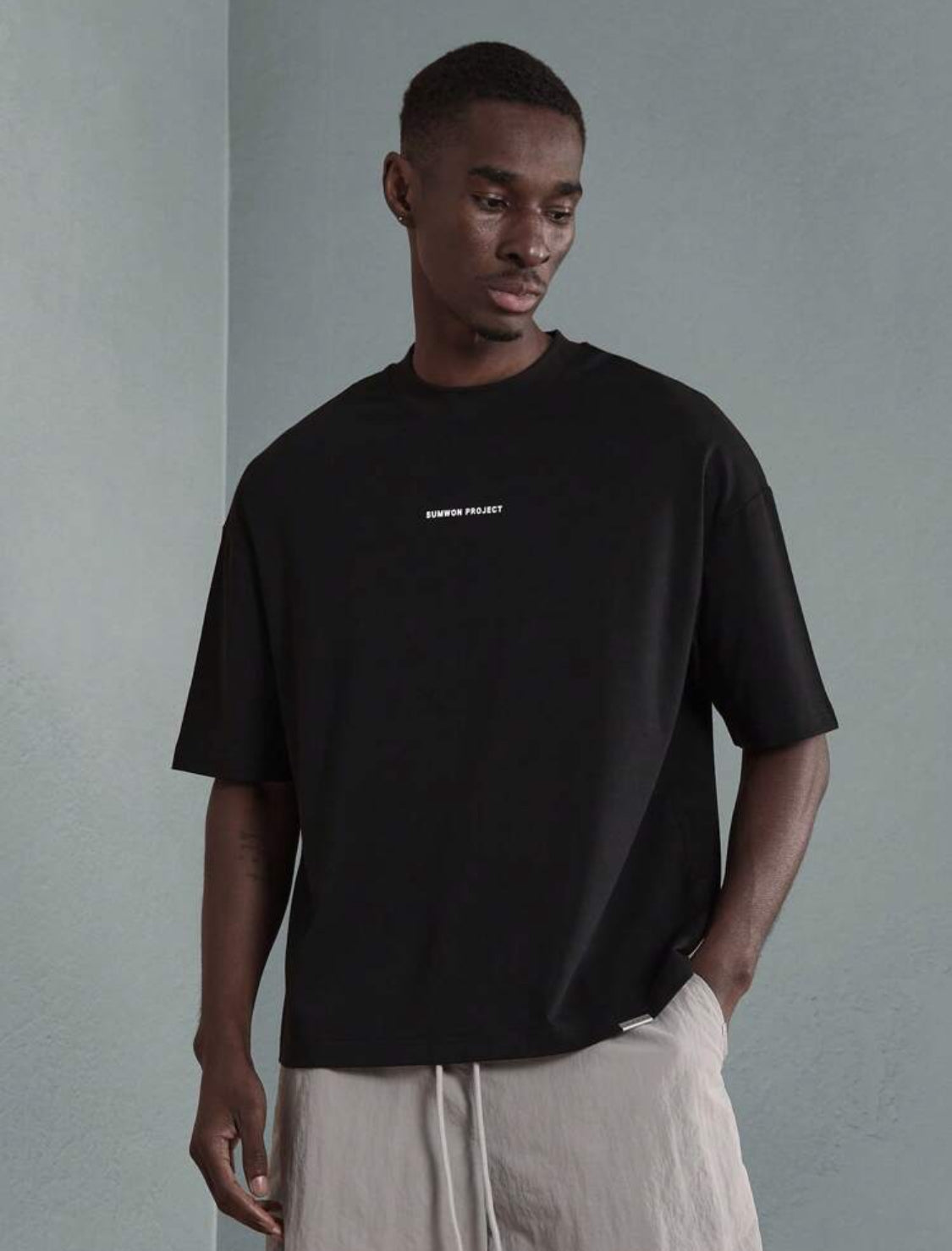SUMWON Camiseta de manga corta urbana y holgada de Sumwon Studios con gráfico de NYC en la parte trasera, diseño casual de moda deportiva y unisex de la colección Basics Est 2023