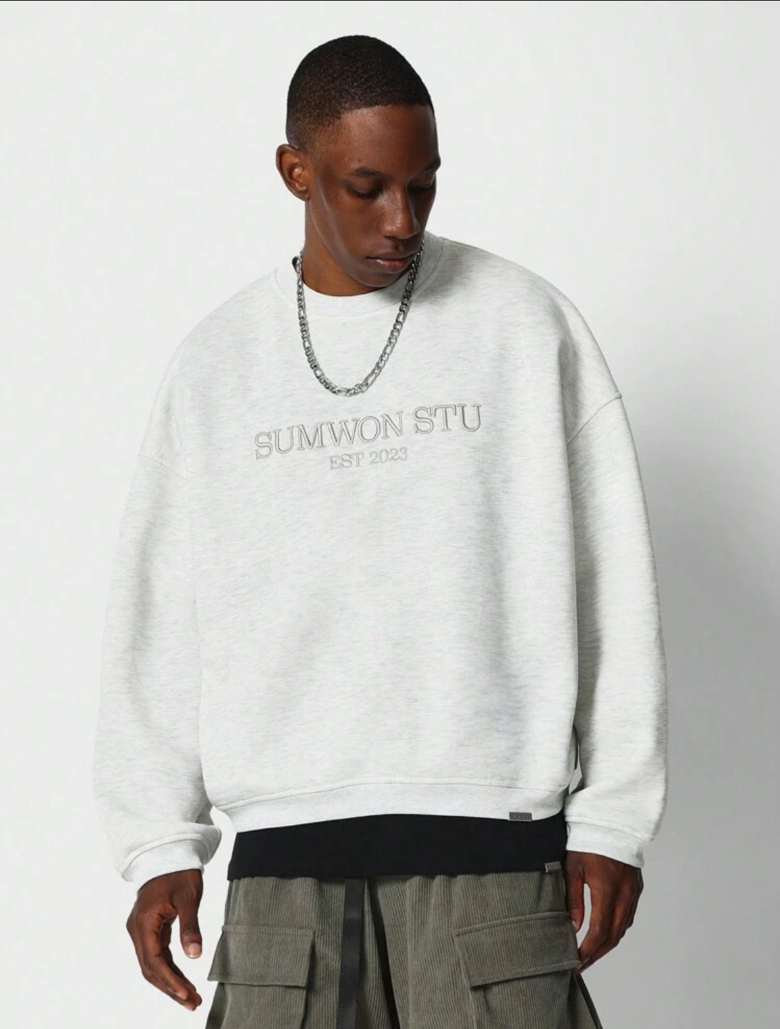 SUMWON Sudadera de cuello redondo con bordado, con ajuste holgado