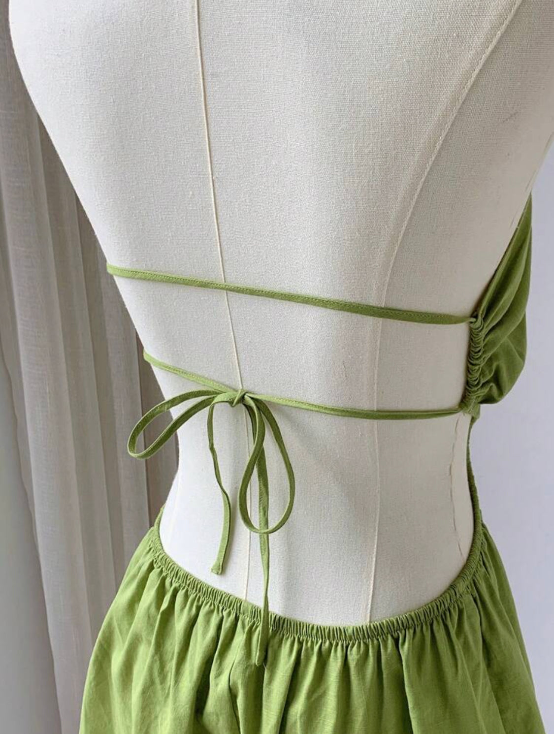 SHEIN Comfortcana Rompers de lino para el verano con corte lateral, cintura plisada, sin tirantes y con espalda descubierta