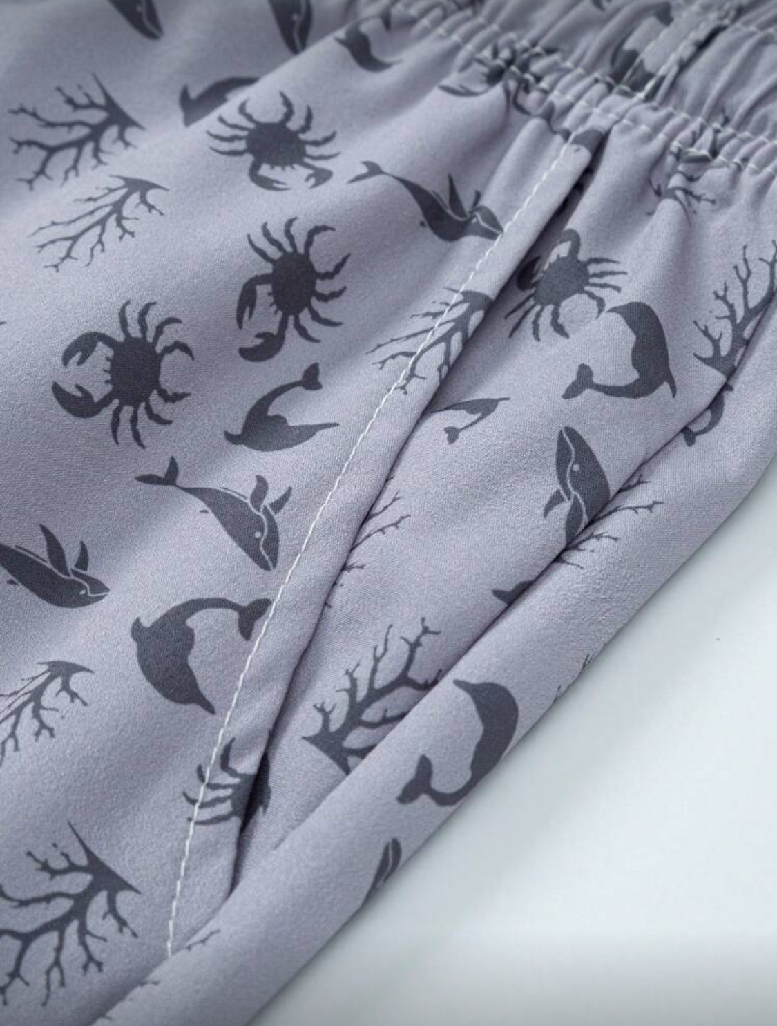 Manfinity Swimmode Pantalones cortos de playa con estampado total para vacaciones, ropa de playa para hombres, trajes de pantalones cortos de playa, ropa de playa, ropa de playa casual para exteriores, pantalones cortos de playa hawaianos