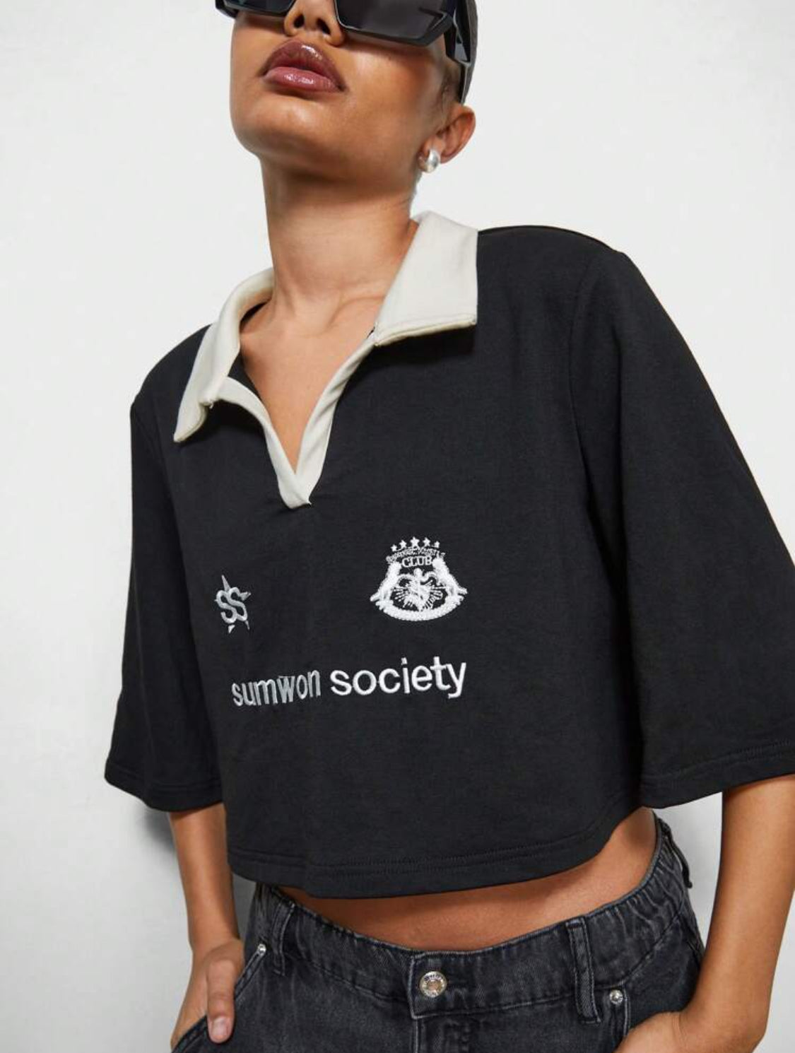 SUMWON WOMEN Camiseta corta tipo pólo de cuello alto con bordado frontal
