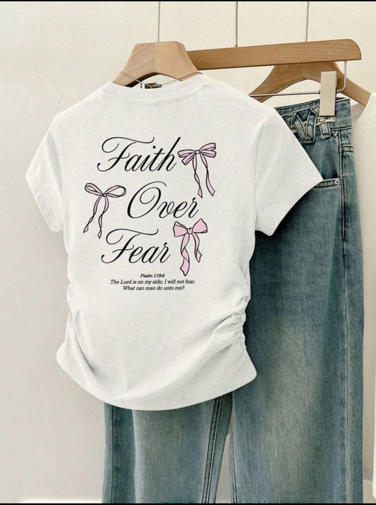 SHEIN Camiseta de mujer con estampado de lema y lazo, diseño de fruncido lateral, ajuste slim, top casual de cuello redondo a la moda