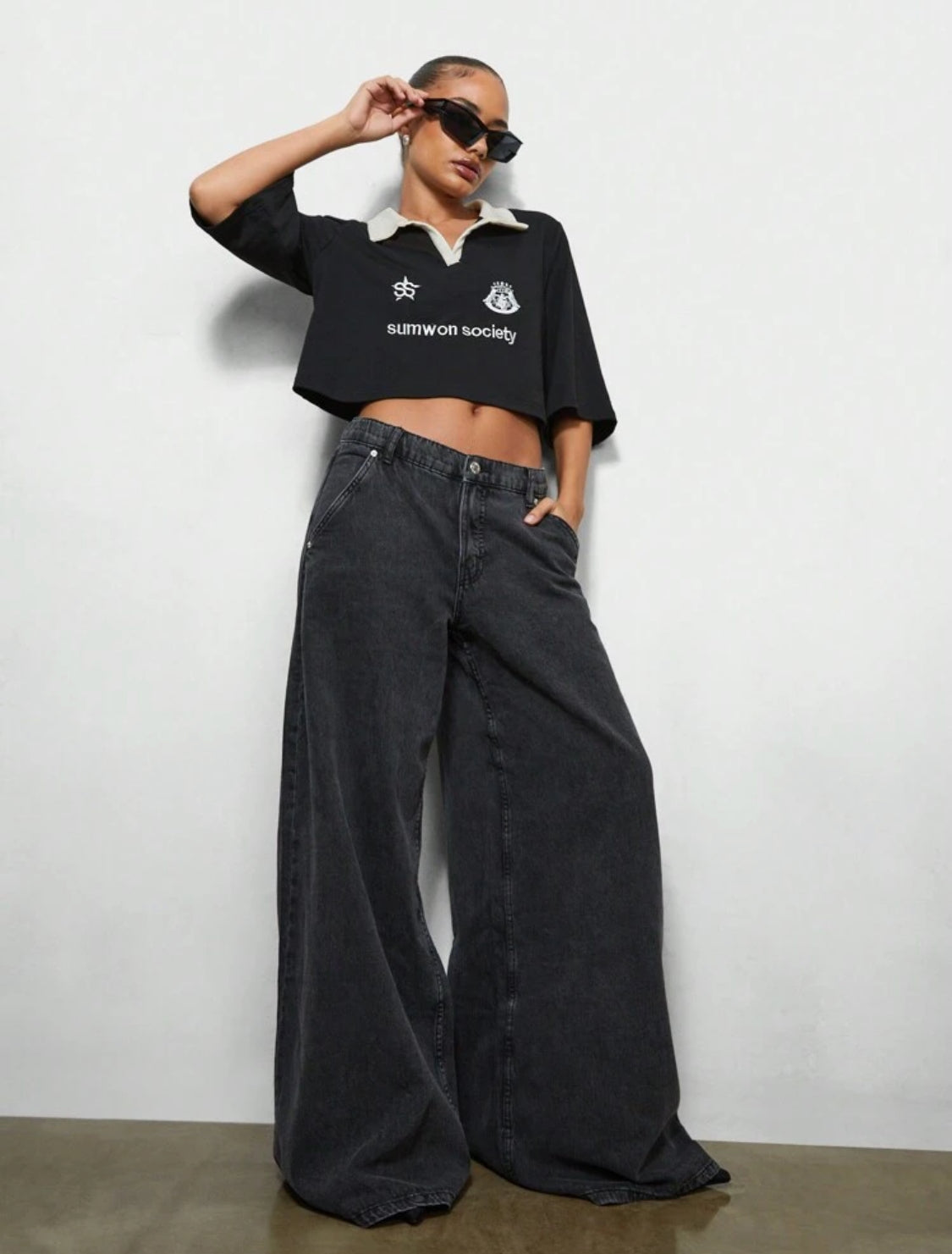 SUMWON WOMEN Camiseta corta tipo pólo de cuello alto con bordado frontal