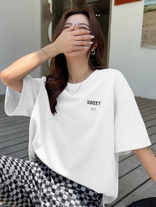 DAZY Camiseta holgada de verano con gráfico de letra y caída en los hombros