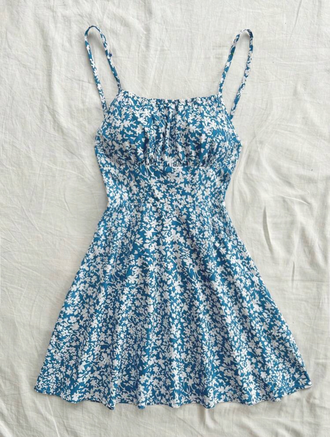 SHEIN Dreamara Vestido corto de verano para mujeres con tirantes de espagueti sin espalda cruzados con estampado floral pequeño para vacaciones