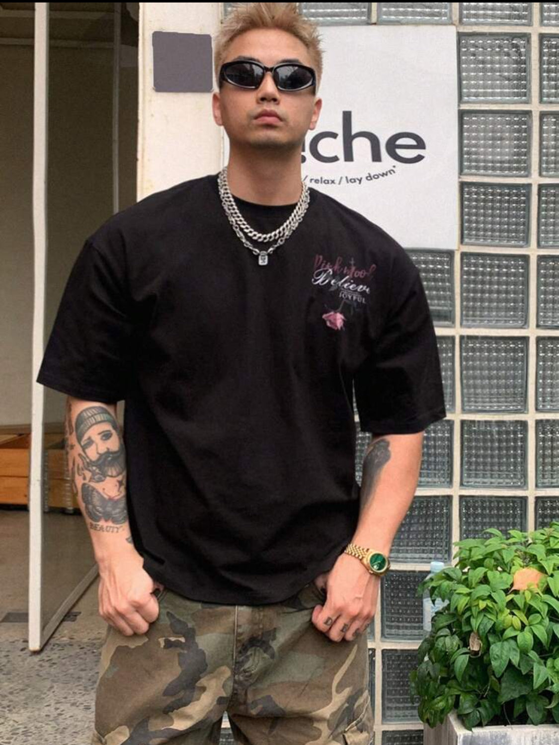DAZY Camiseta negra de verano para hombre con diseño de rosa pintada a mano y estampado de letras