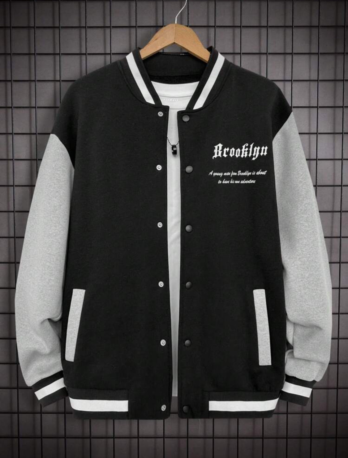 Chaqueta de béisbol de algodón para hombres con mangas de contraste y letras inglesas impresas