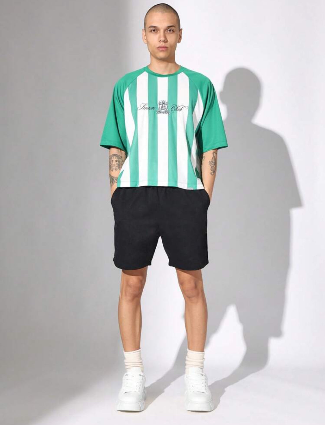 SUMWON Camiseta con diseño de rayas de estilo universitario, top de estilo deportivo relajado, moda urbana, estilo de vida, prenda deportiva retro, clásica y casual para verano y primavera