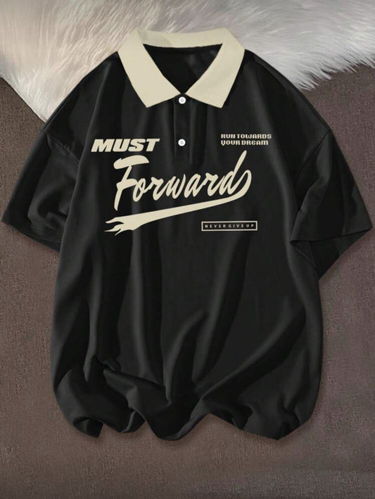 Claim Dot Camiseta tipo polo para hombres con diseño gráfico de eslogan, cuello de contraste y hombros caídos de talla grande