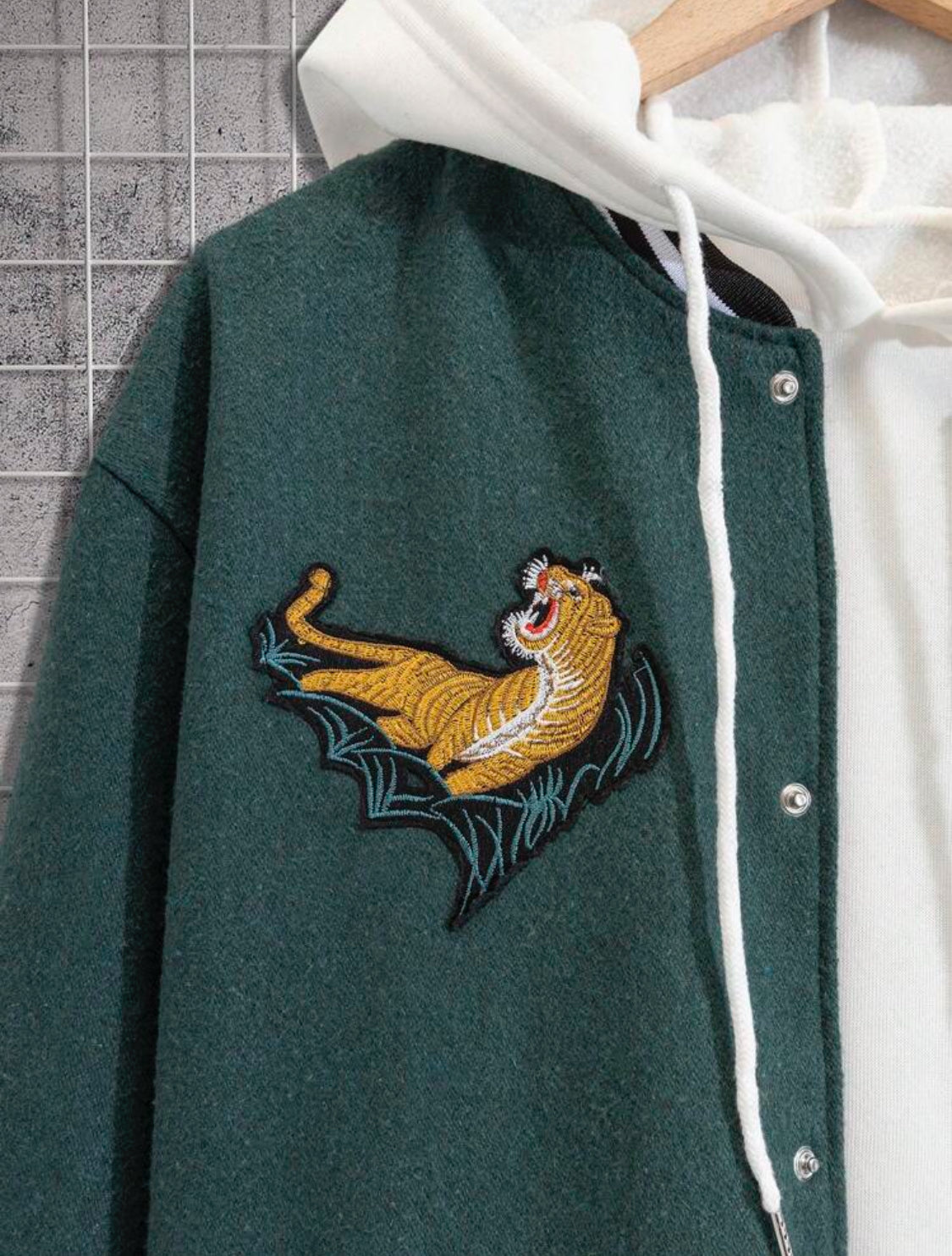 Cottnline Chaqueta de béisbol de estilo universitario para hombres con parche bordado de letra